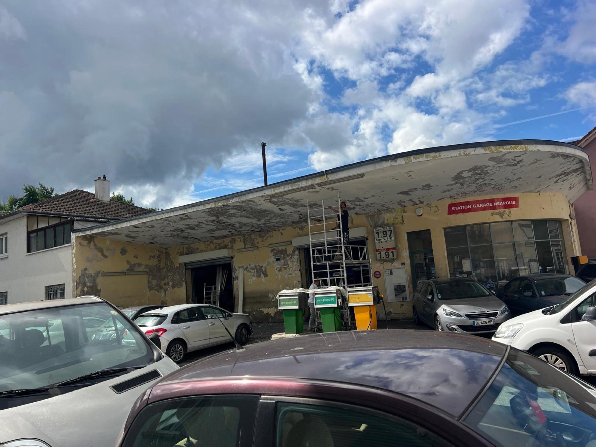 Station Garage Neapolis avant rénovation — façade fatiguée